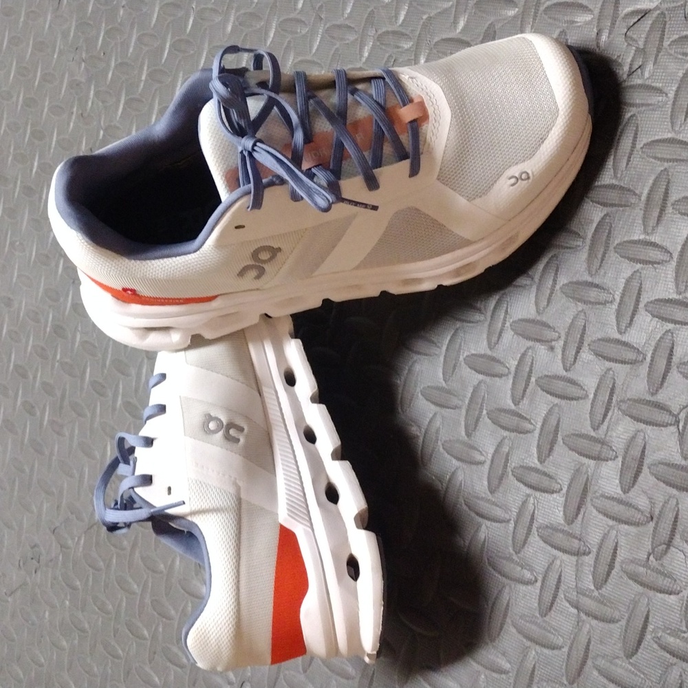 ON.    Cloudrunner.     Nearly new